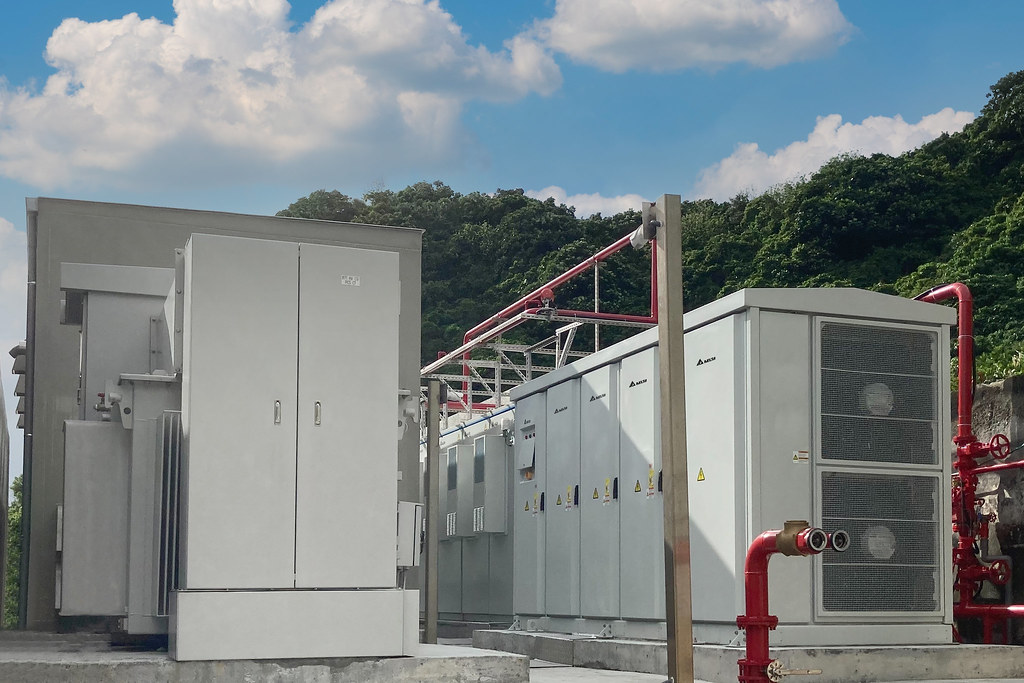 蘭嶼發電廠儲能系統建置容量為 500kW1.1MWh，可執行削峰填谷、頻率調節與支援發電機備用電源等應用，達到穩定蘭嶼供電之功效。圖片來源：台達